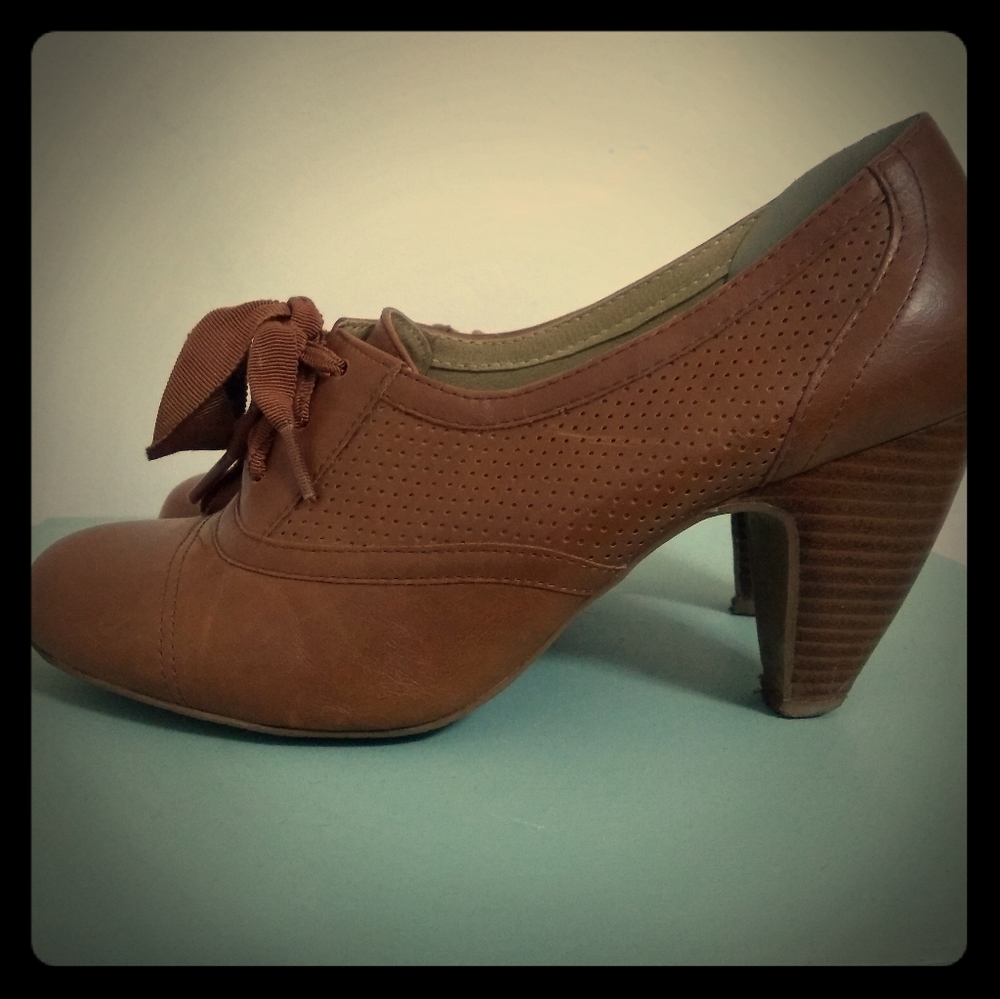 Crown Vintage retro lace up heels 7.5